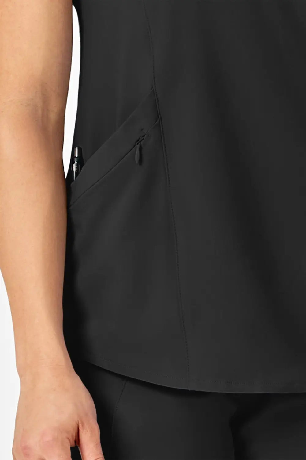 Femme en tenue médicale noire en polyester spandex tenant un objet noir