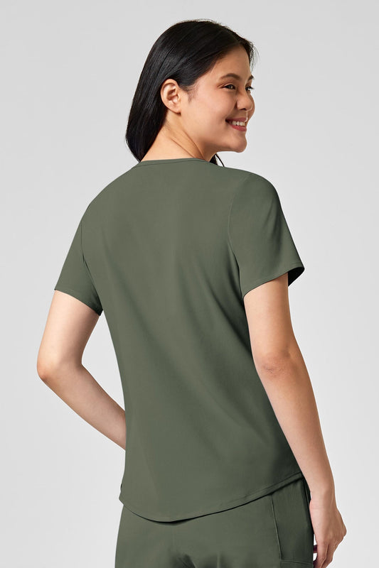 Femme en polyester spandex portant Renew - Tunique médicale verte