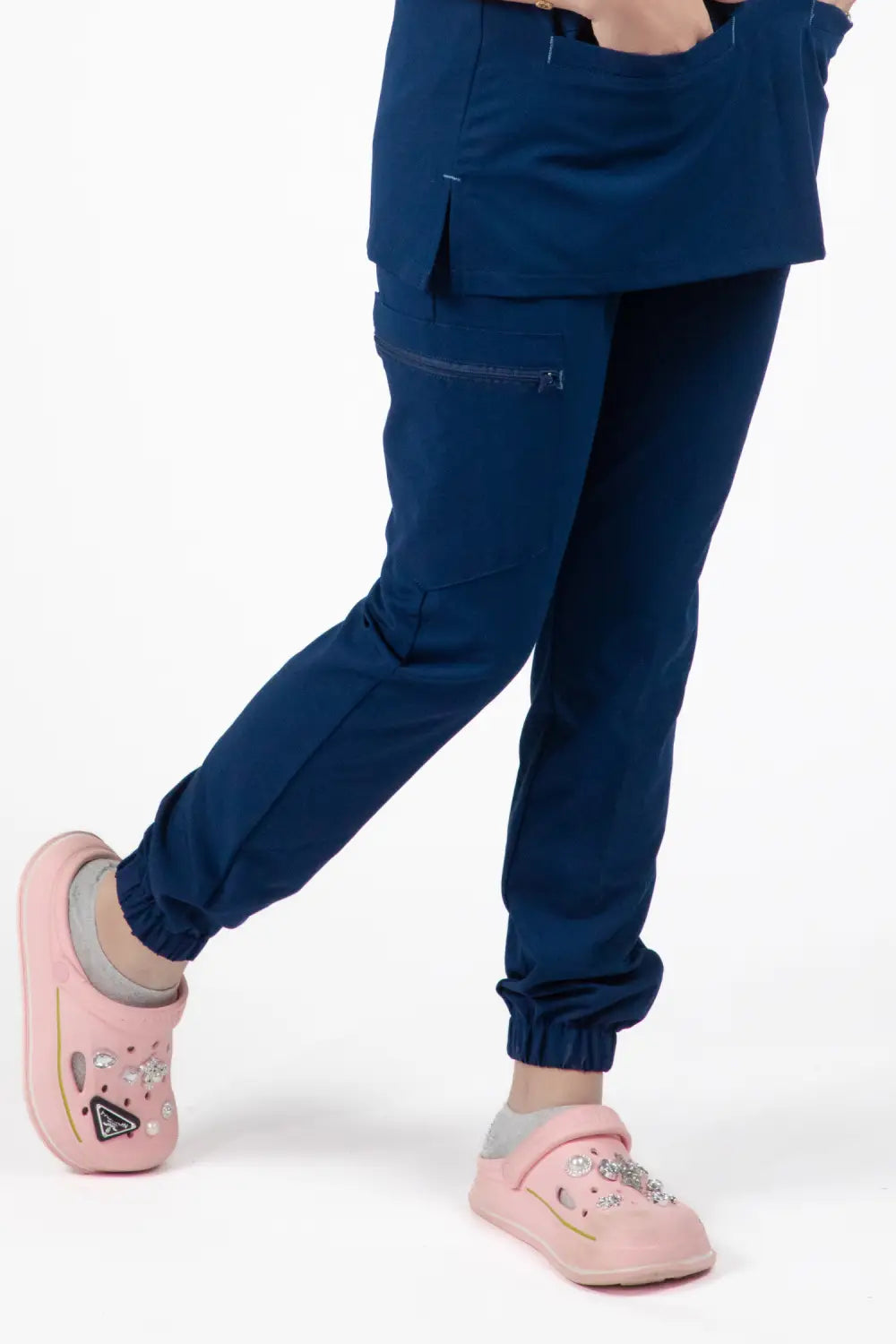Une femme en costume bleu et chaussures roses portant le pantalon médical Slimfit NEW