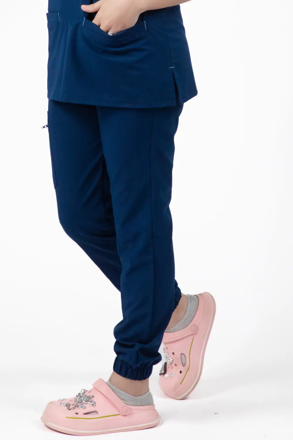 Petite fille en tenue médicale : pantalon médical Slimfit NEW bleu et chaussures roses