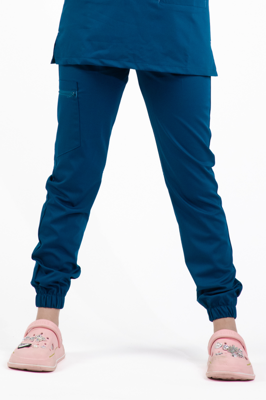 Femme en tenue médicale : pantalon médical Slimfit NEW bleu turquoise et chaussures roses