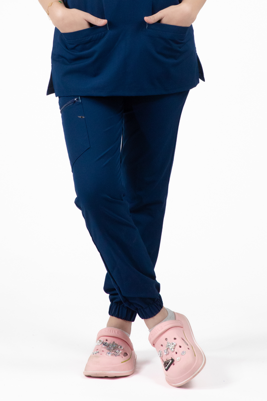 Femme en scrubs portant le pantalon médical Slimfit NEW– Pantalon médical – Bleu