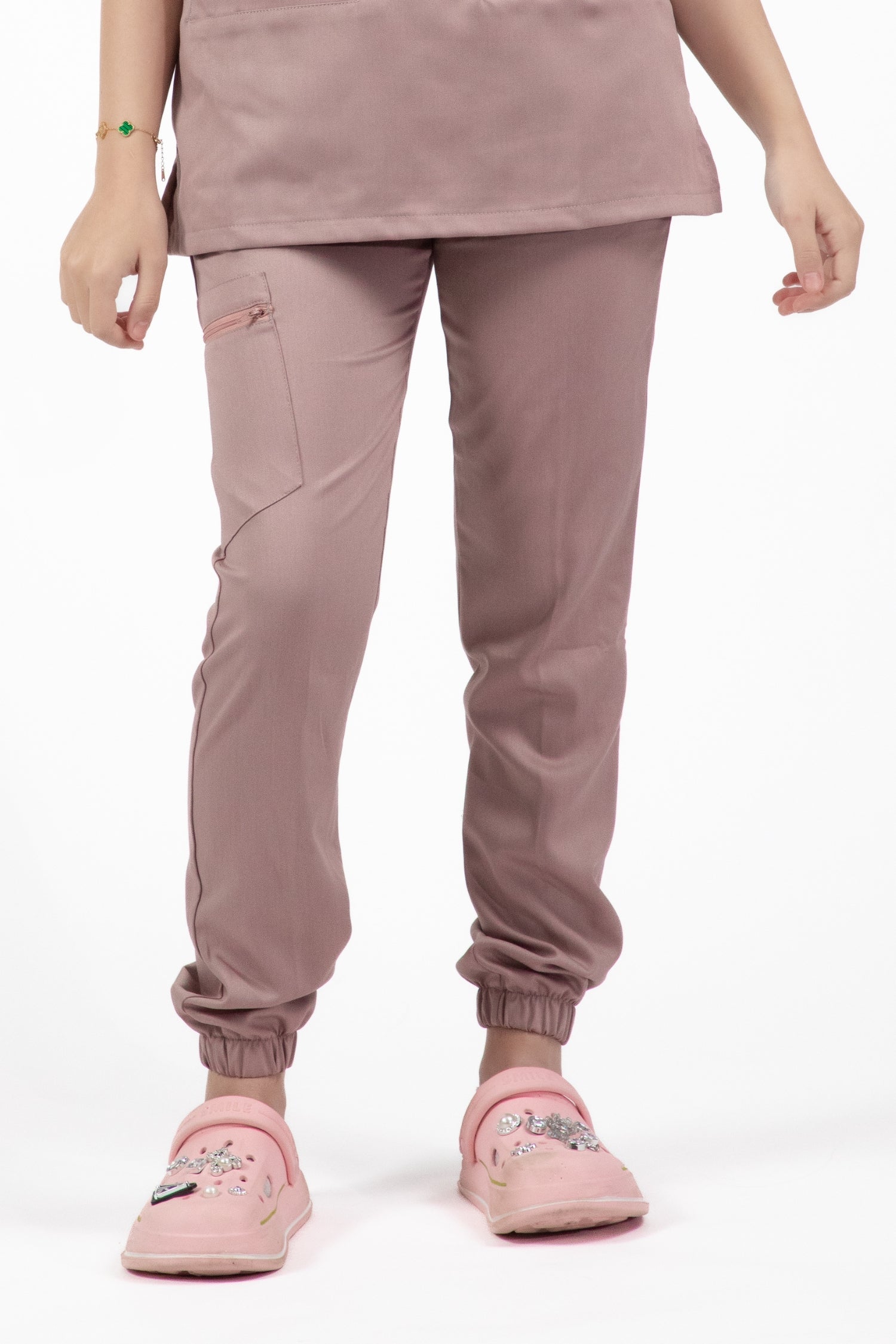 Femme en pantalon médical rose Slimfit NEW, tenues médicales élégantes et confortables