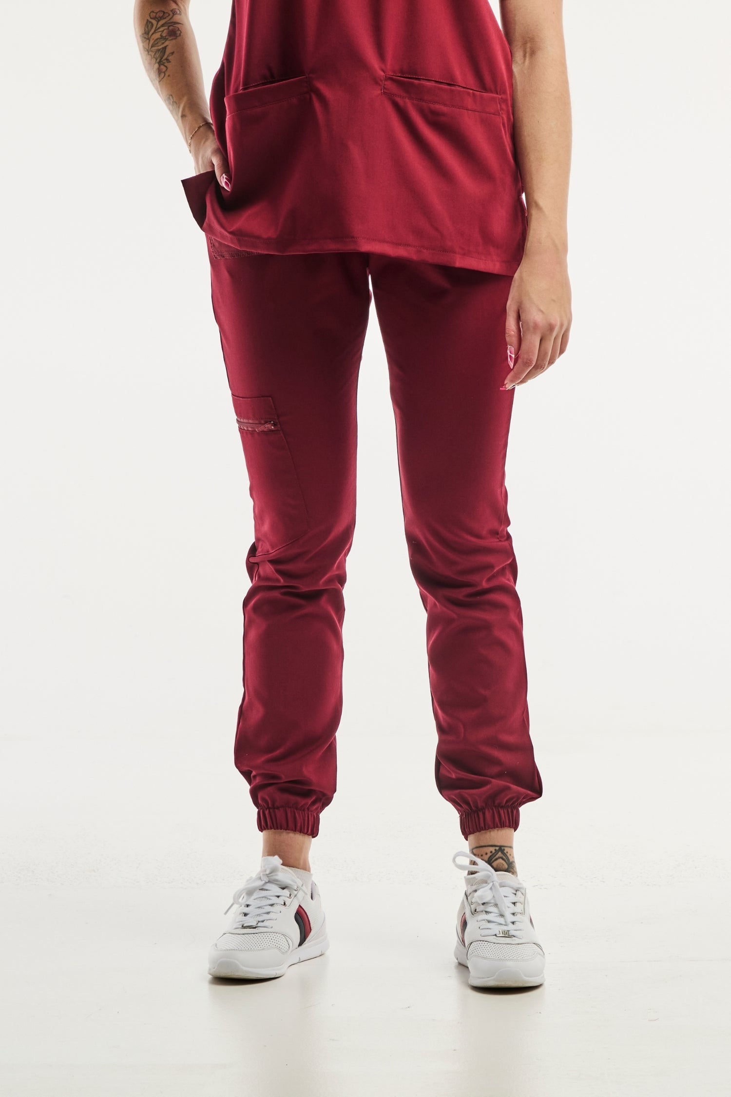 Pantalon médical Slimfit NEW en couleur rouge bordeaux, parfait pour le confort et le style