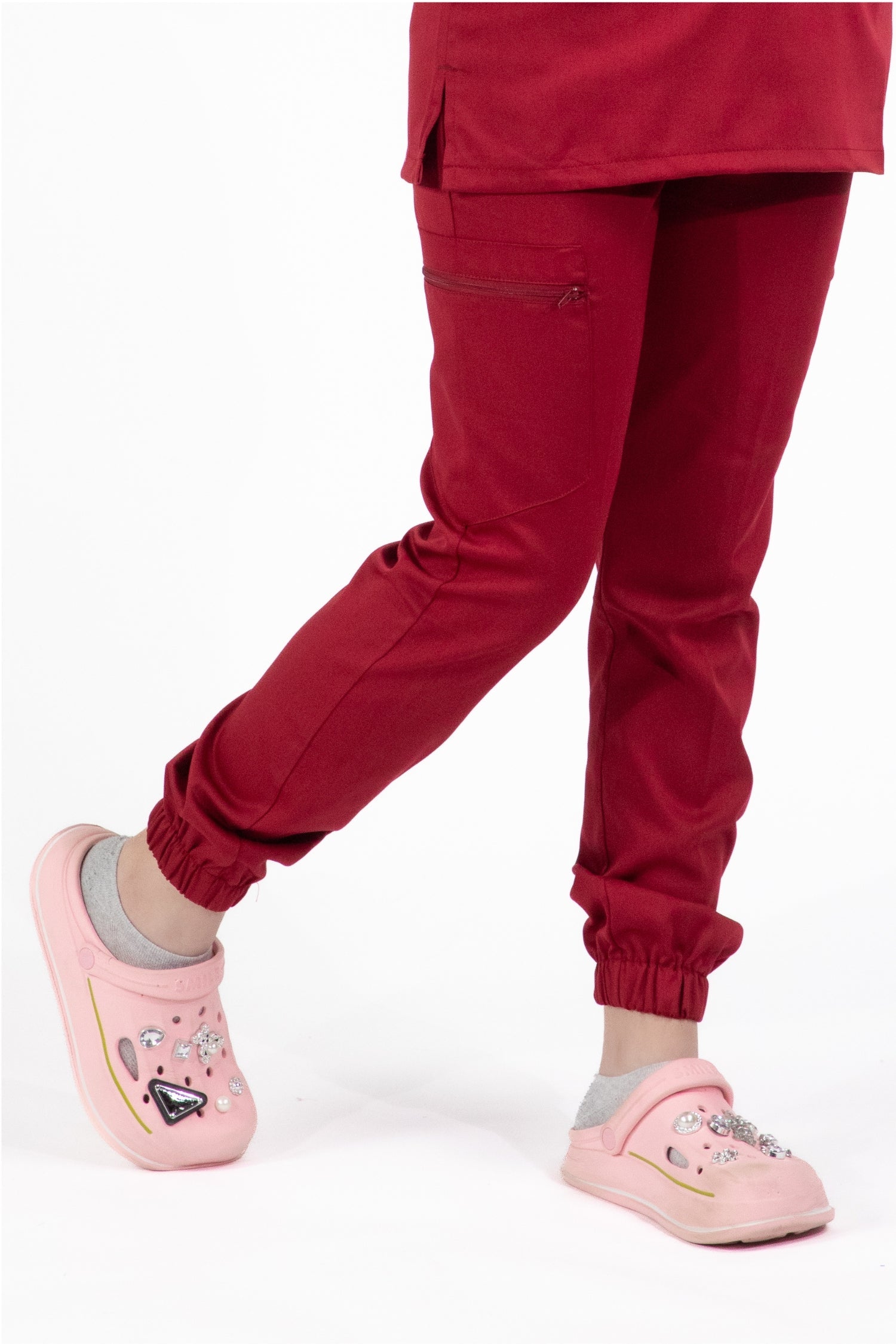 Femme en pantalon médical rouge bordeaux Slimfit NEW et chaussures roses