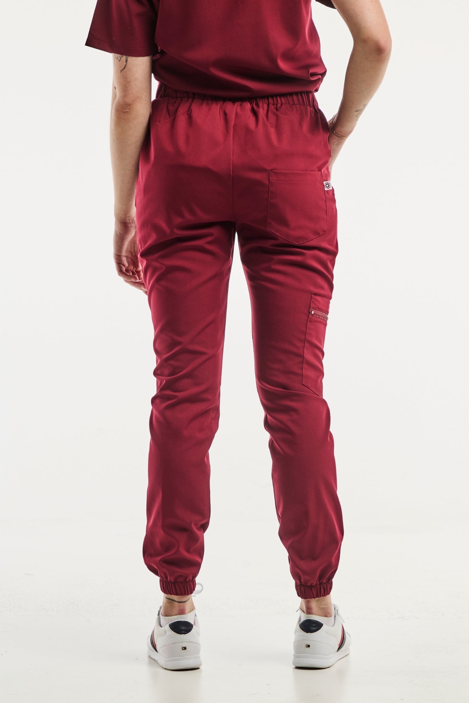 Pantalon médical Slimfit NEW en rouge bordeaux, idéal pour un look professionnel