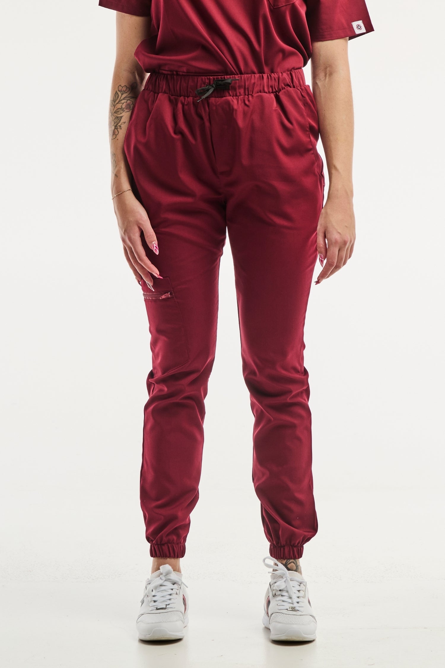 Pantalon médical Slimfit NEW en rouge bordeaux, idéal pour un look professionnel