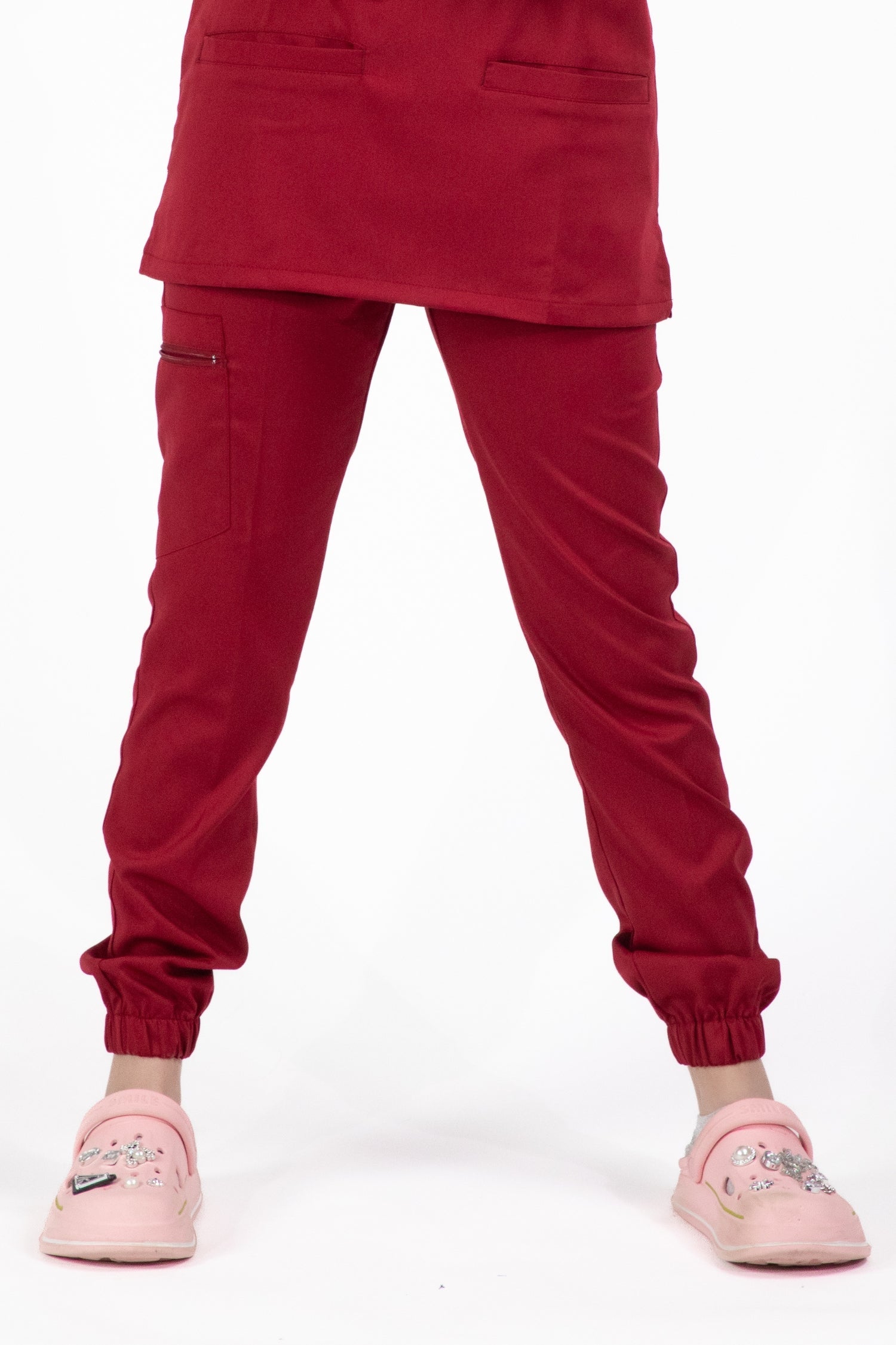 Une femme en top et pantalon rouge Bordeaux Slimfit NEW – Pantalon médical