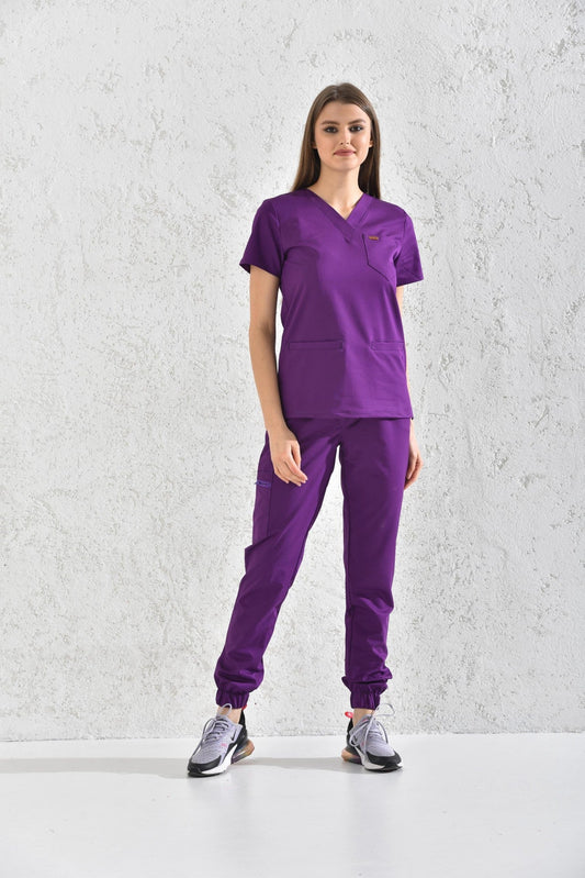 Une femme portant un pantalon médical violet de la tenue Slimfit NEW
