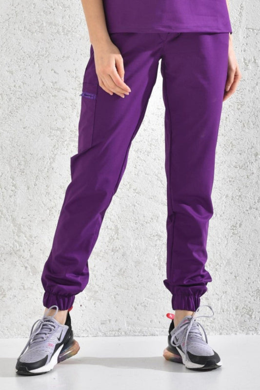 Femme en pantalon médical violet Slimfit NEW et baskets