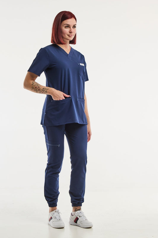 Uniforme médical Slimfit NEW en bleu marine avec d’une blouse assortie