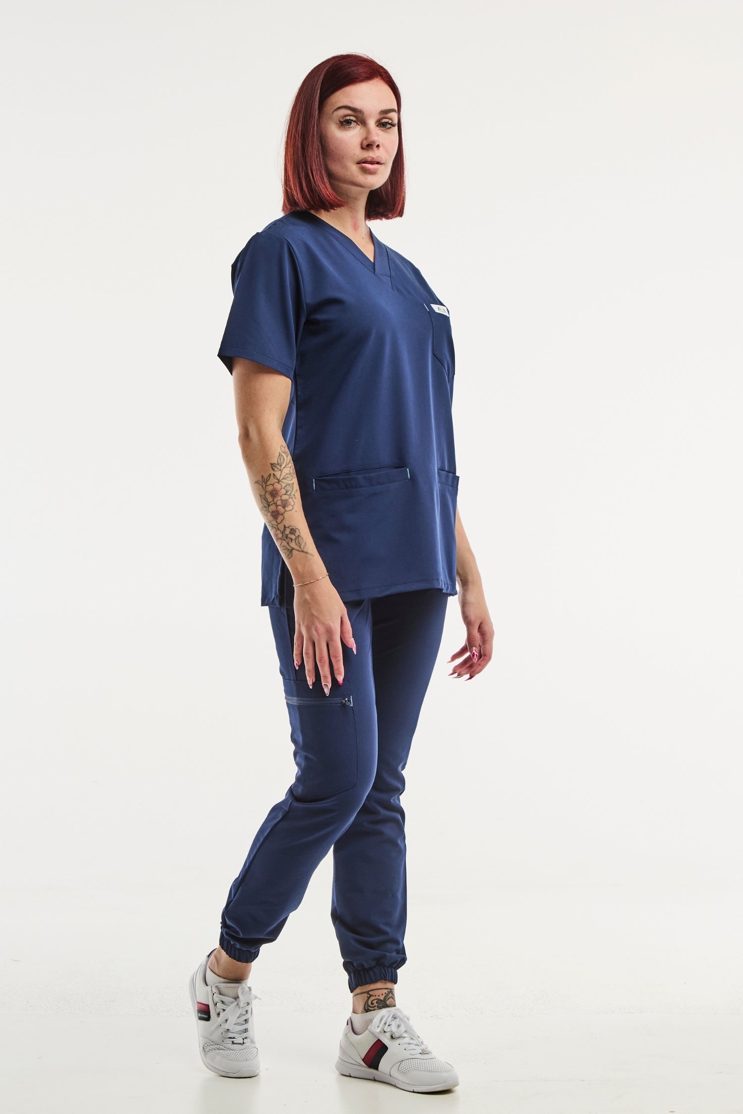 Uniforme médical Slimfit en bleu marine avec d’une blouse pour un look professionnel