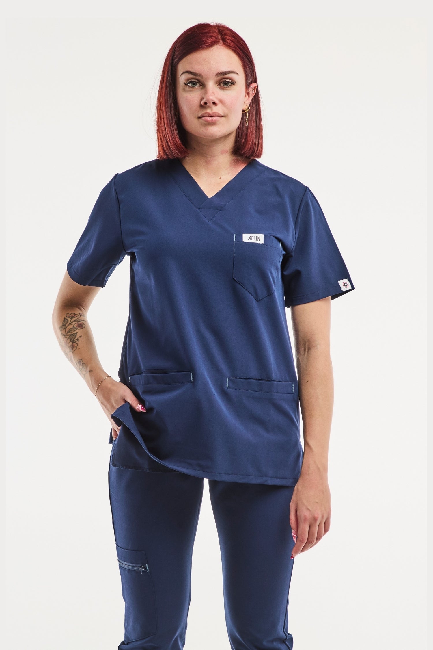 Uniforme médical Slimfit bleu marine, offrant confort et style pour le personnel soignant