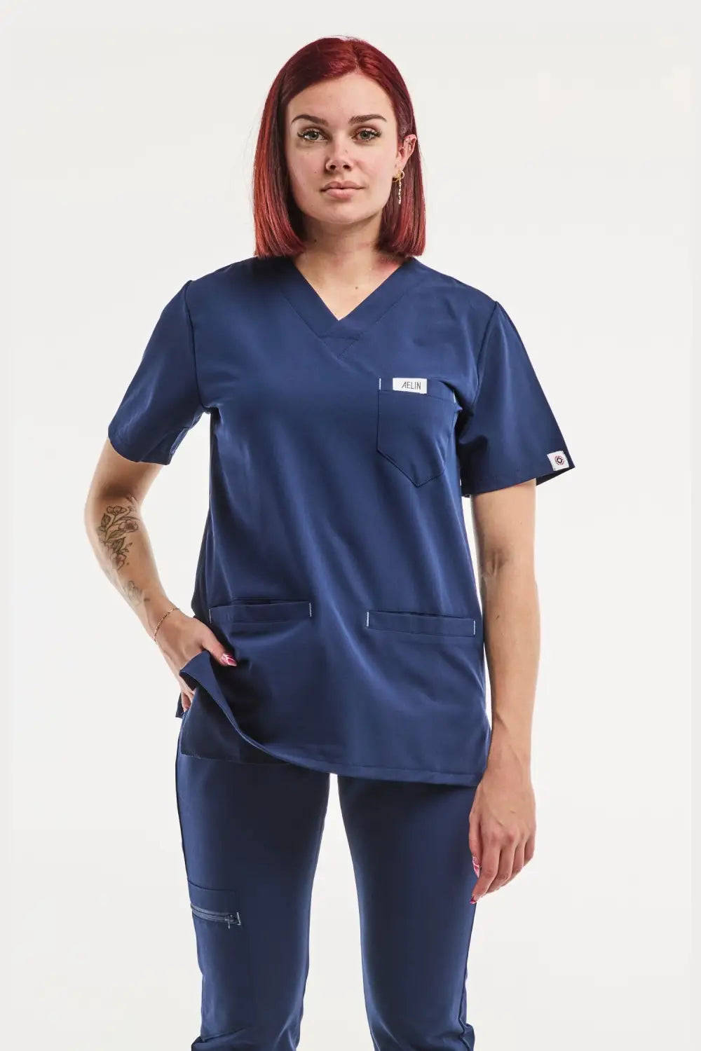 Uniforme médical Slimfit bleu marine, offrant confort et style pour le personnel soignant