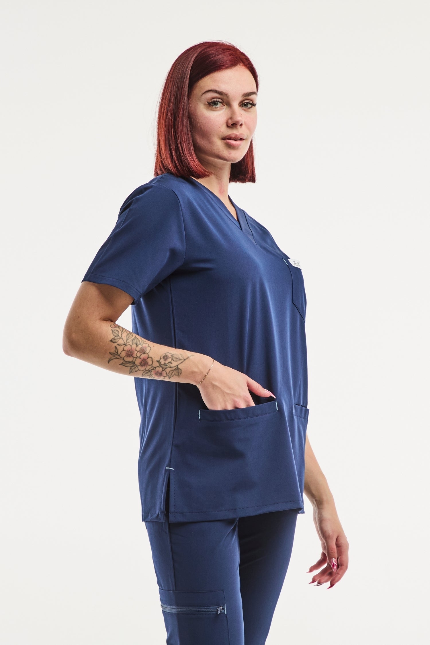 Uniforme médical Slimfit bleu marine avec d’une blouse assortie élégante