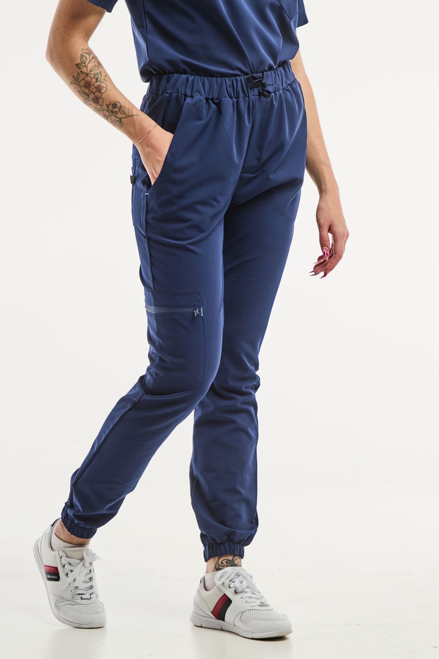 Pantalons de scrub jogger bleu marine Slimfit pour uniforme médical avec d’une blouse