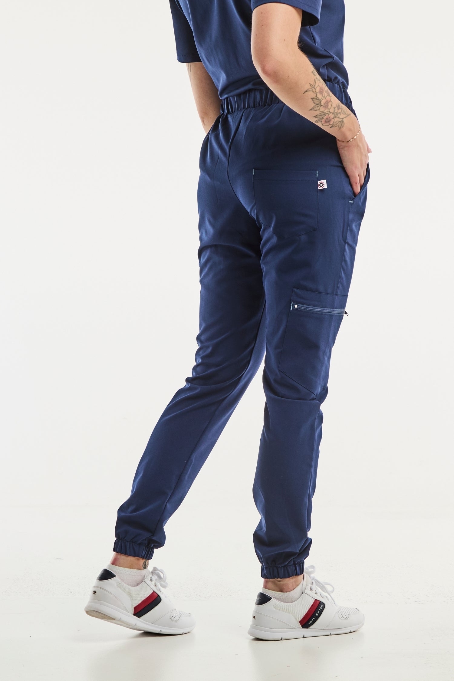 Pantalons de scrub bleu marine Slimfit pour uniforme médical, idéal avec d’une blouse