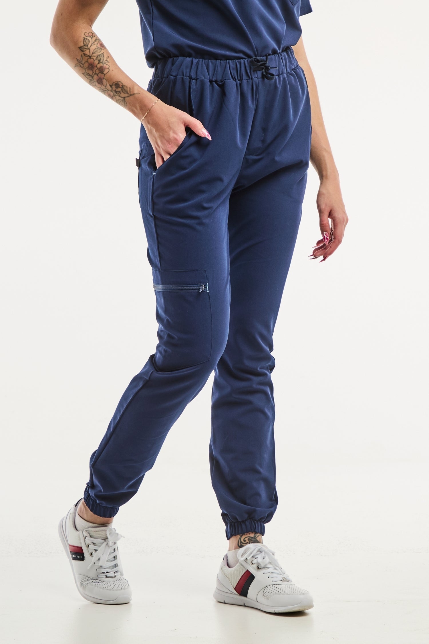 Pantalon jogger bleu marine Slimfit pour uniforme médical assorti à une blouse