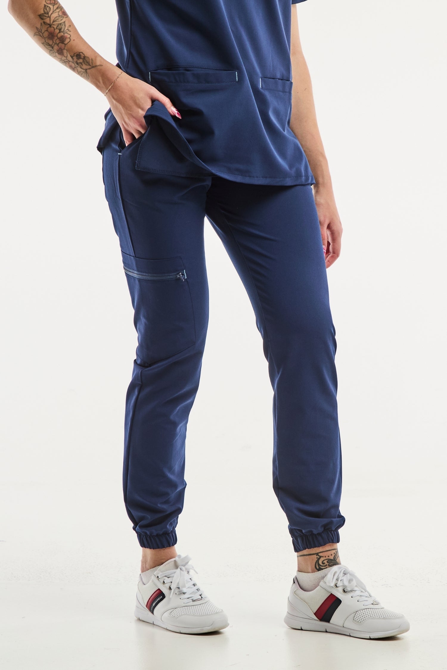 Pantalon de scrub bleu marine Slimfit, uniforme médical idéal pour accompagner d’une blouse