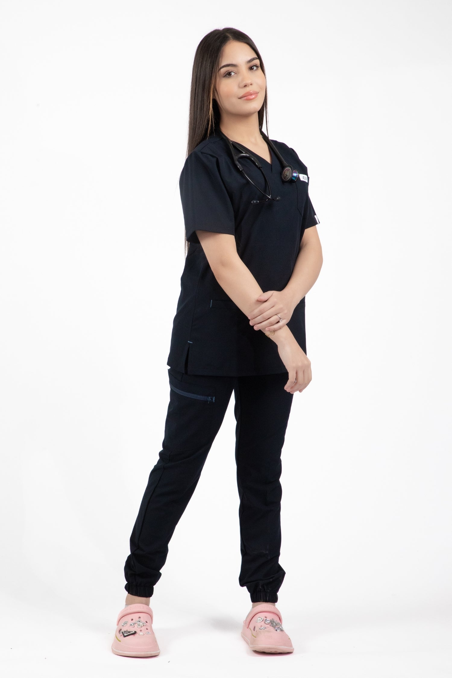 Une fille en uniforme médical noir portant le Slimfit NEW - Tenue médicale - Bleu marine