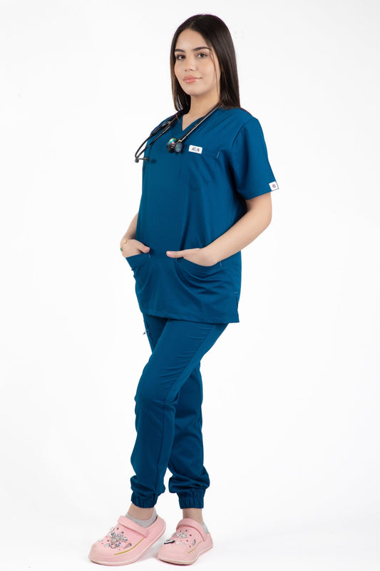 Une femme en uniforme médical Slimfit NEW - Tenue médicale - Bleu turquoise