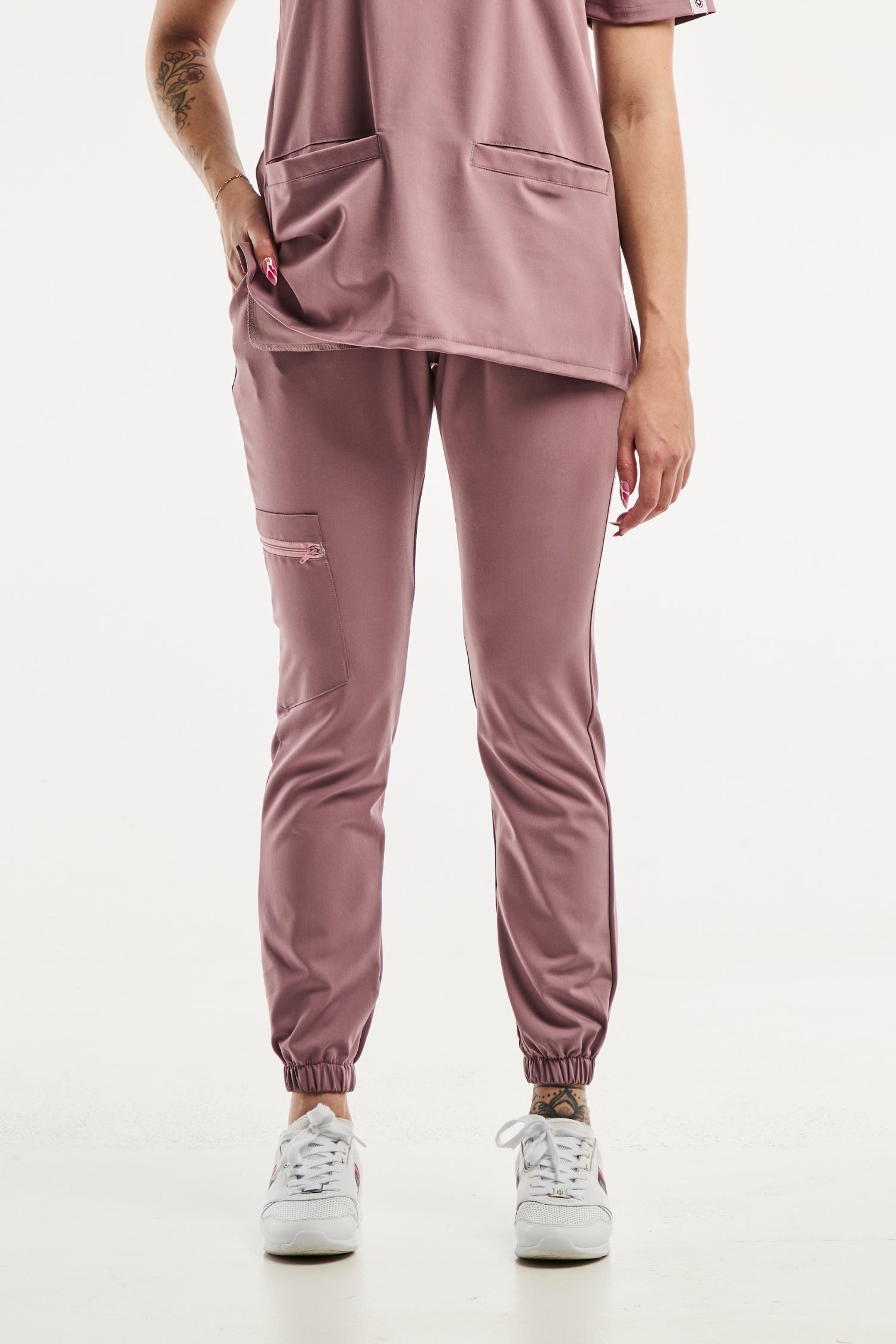 Mauve uniforme médical Slimfit NEW avec pantalon jogger moderne et élégant