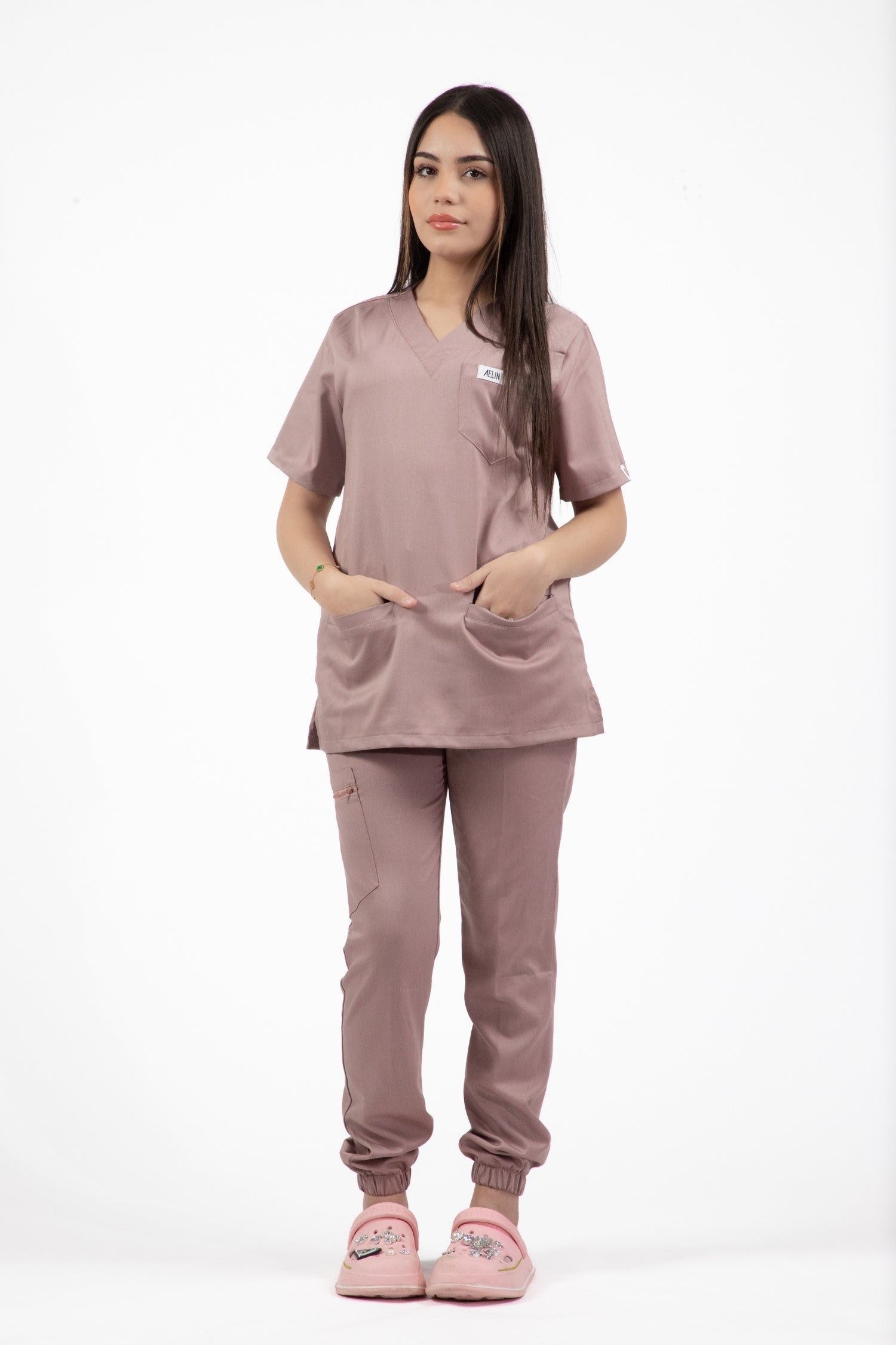 Une femme en uniforme médical Slimfit NEW - Tenue médicale - Rose