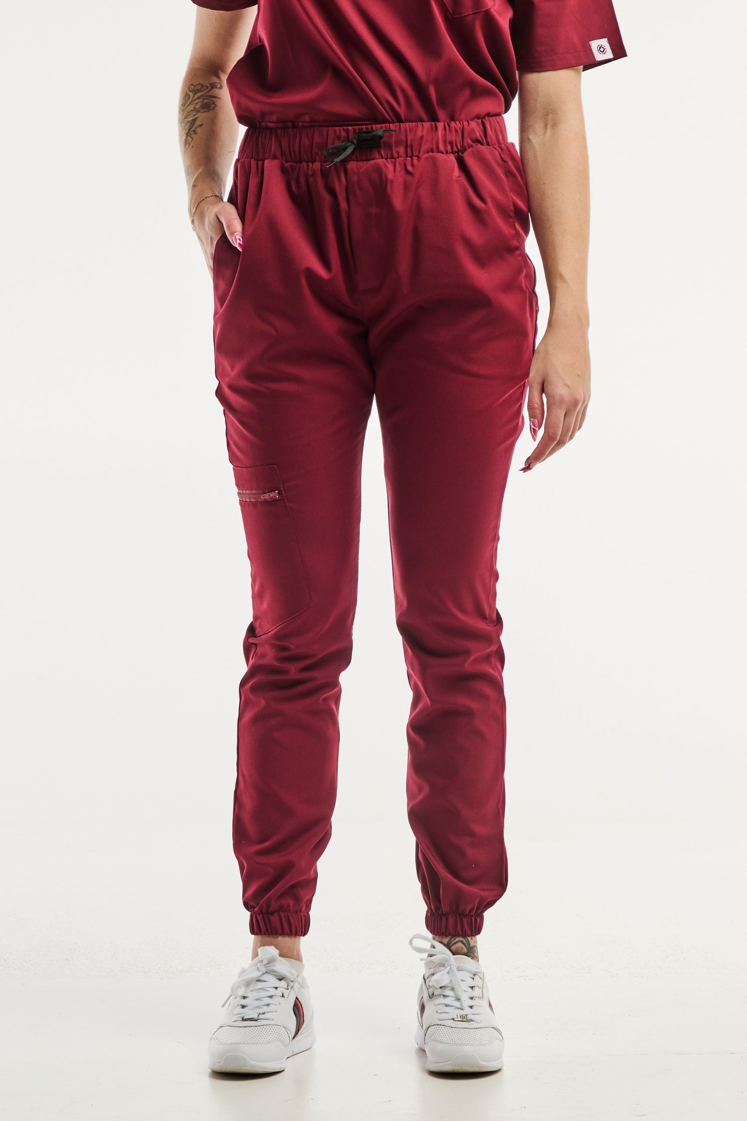 Pantalons de scrub bordeaux Slimfit, idéal comme uniforme médical avec d’une blouse