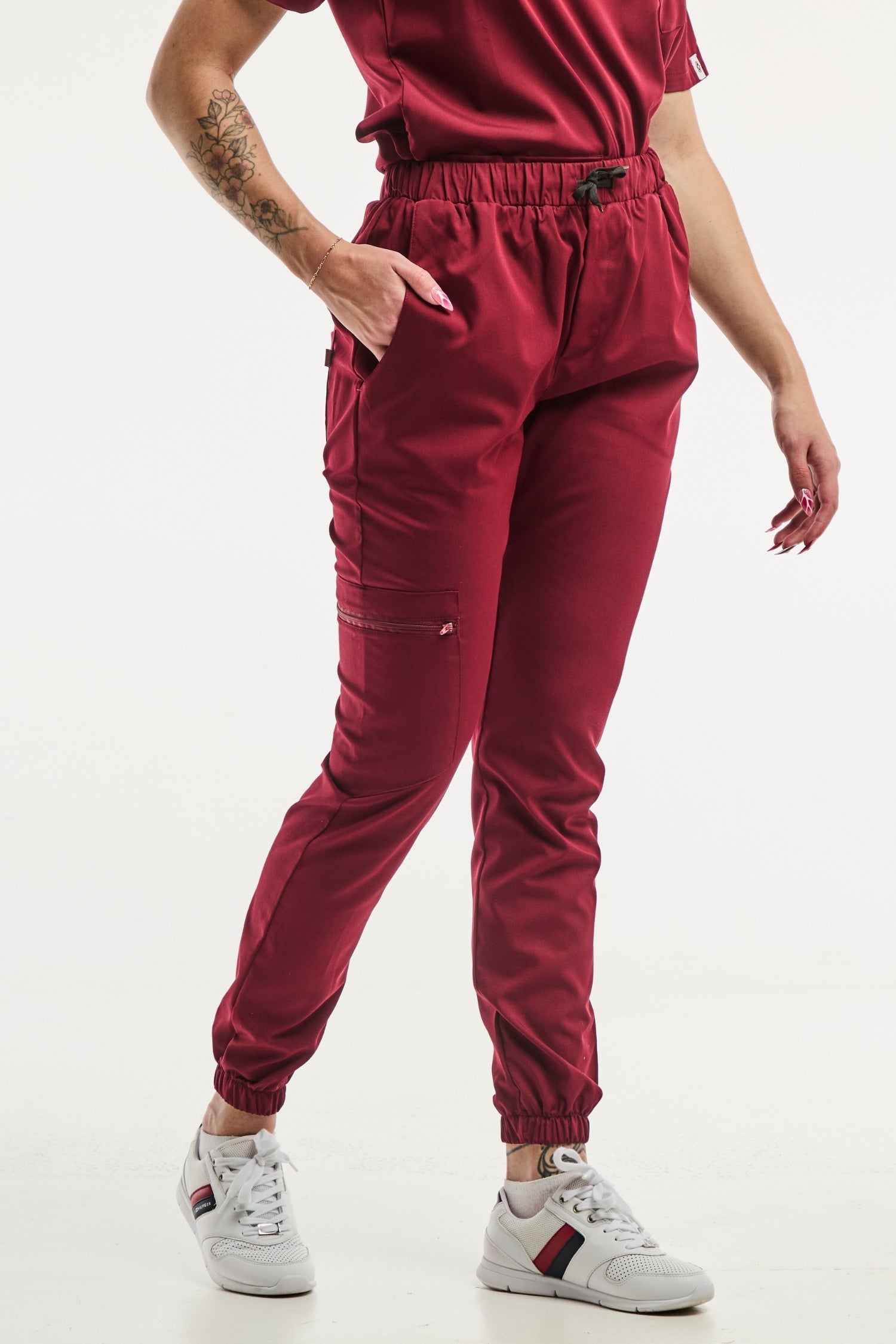 Pantalons jogger maroon Slimfit, uniforme médical en rouge bordeaux, assortis d’une blouse