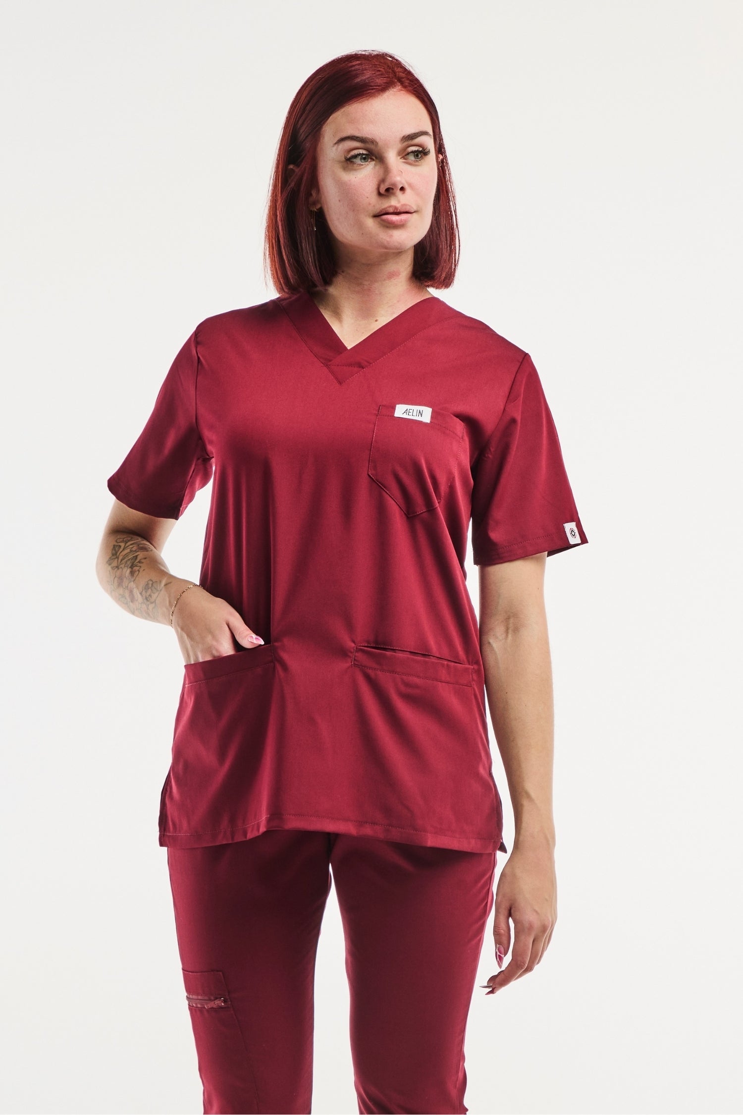 Uniforme médical Slimfit NEW en rouge bordeaux avec d’une blouse incluse