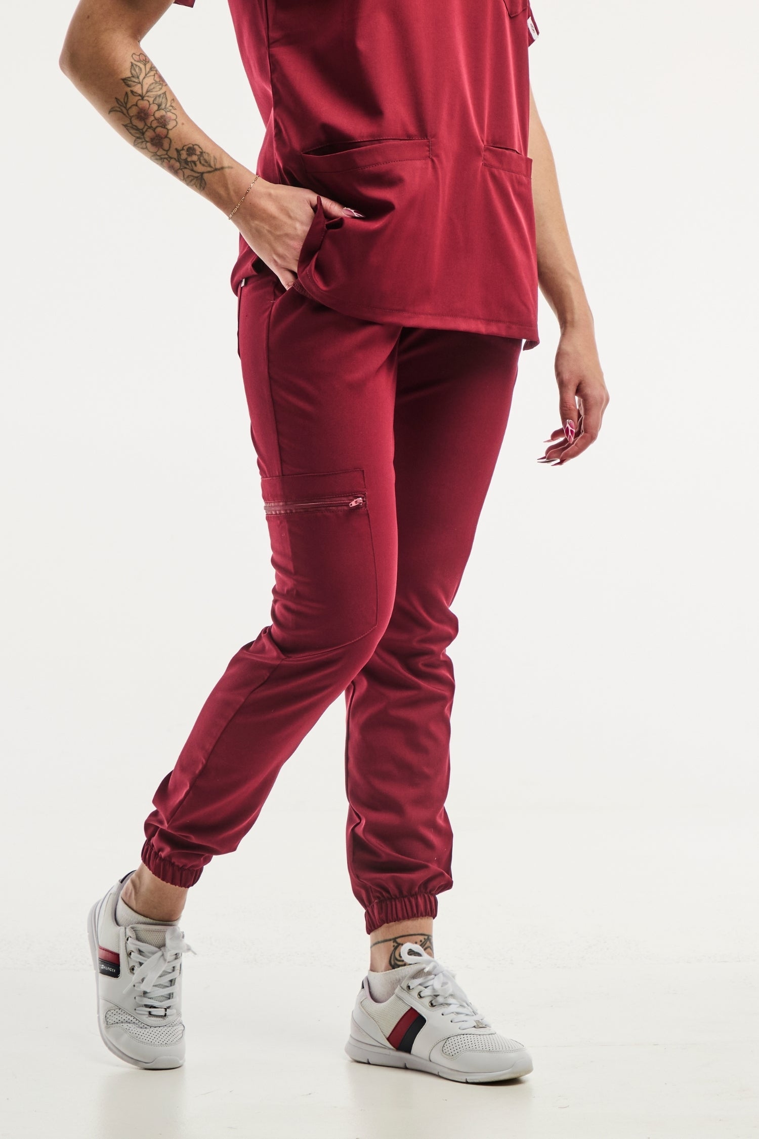 Maroon scrub suit with white sneakers, idéal pour un uniforme médical rouge bordeaux