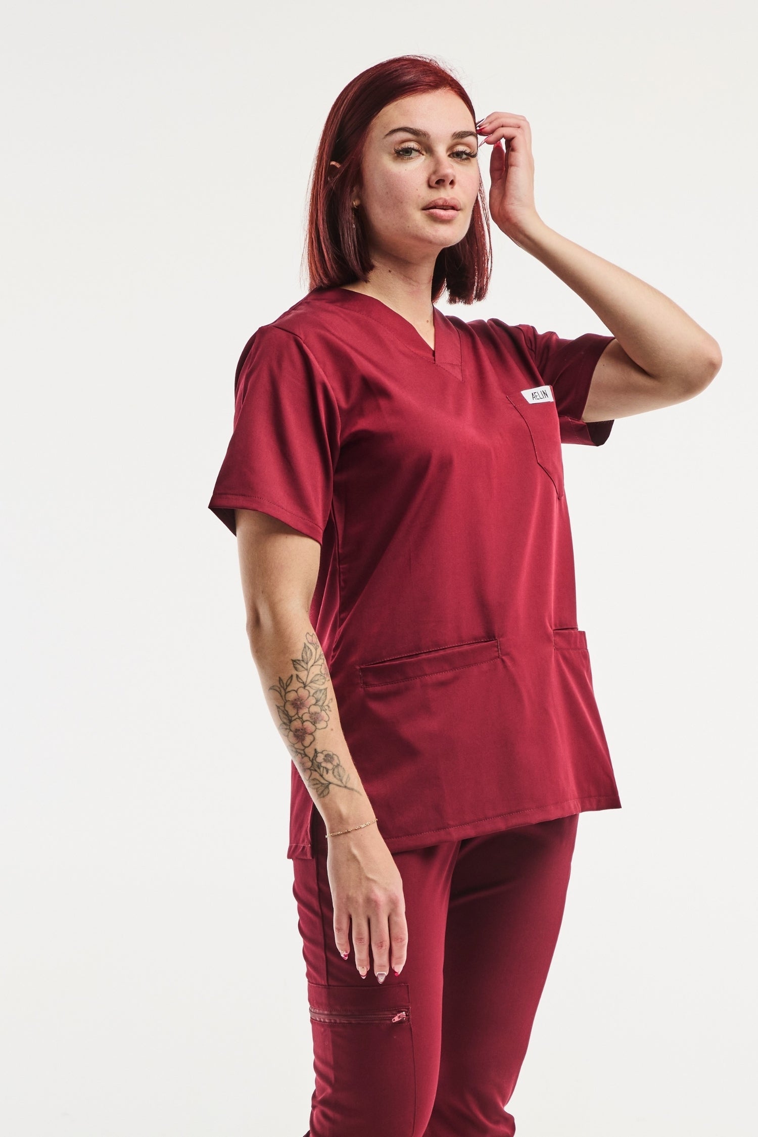 Uniforme médical Slimfit en rouge bordeaux, idéal pour d’une blouse professionnelle