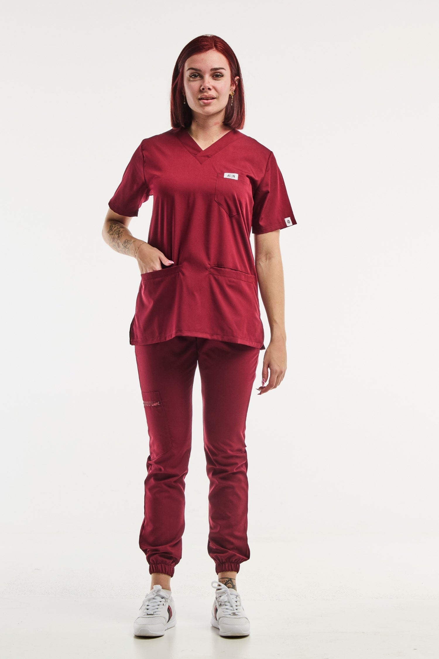 Uniforme médical Slimfit NEW en rouge bordeaux avec d’une blouse assortie