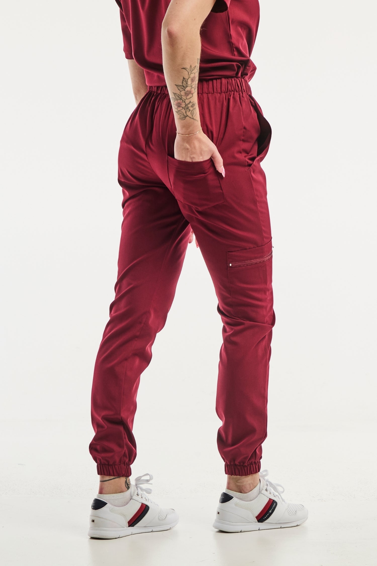 Pantalons de scrub maron pour uniforme médical Slimfit en rouge bordeaux et d’une blouse