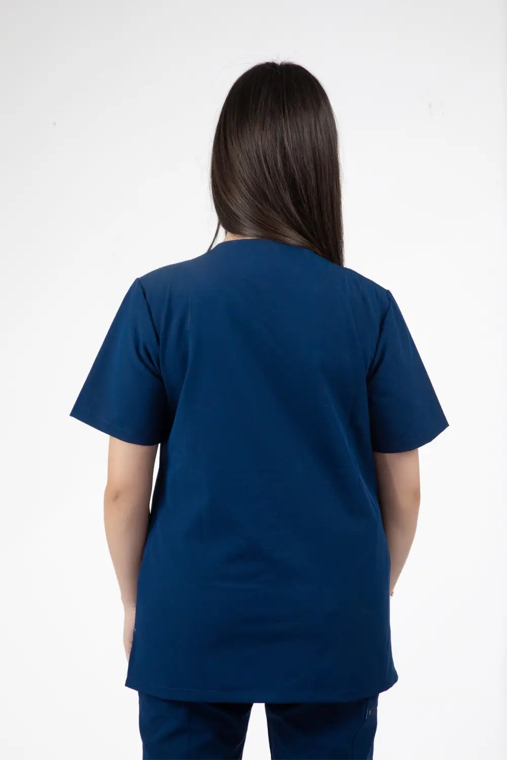 Femme portant un t-shirt bleu marine de la tunique médicale Slimfit NEW – Tenues médicales