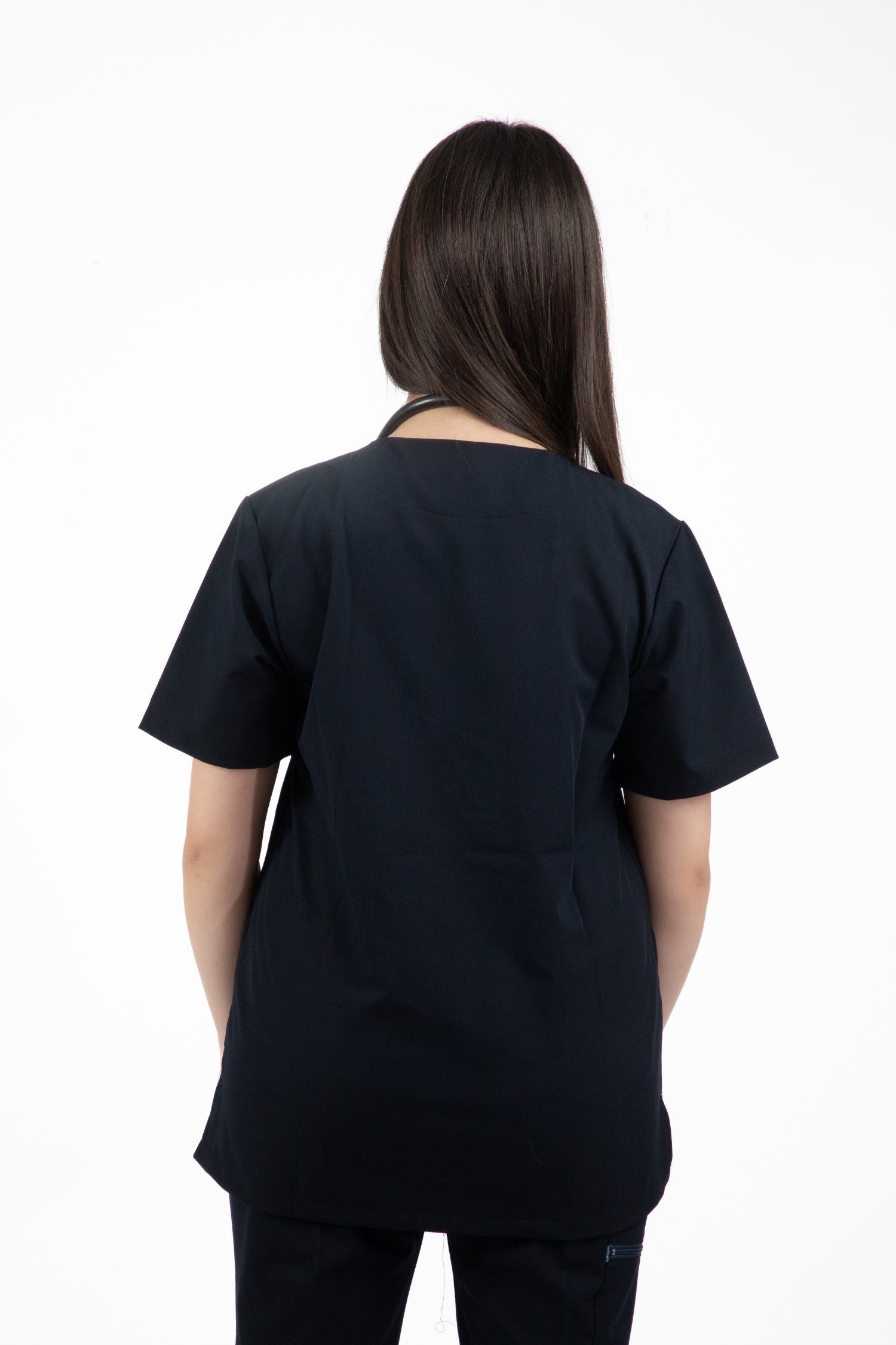 Vue arrière d’une femme portant une tunique médicale en t-shirt noir pour tenues médicales
