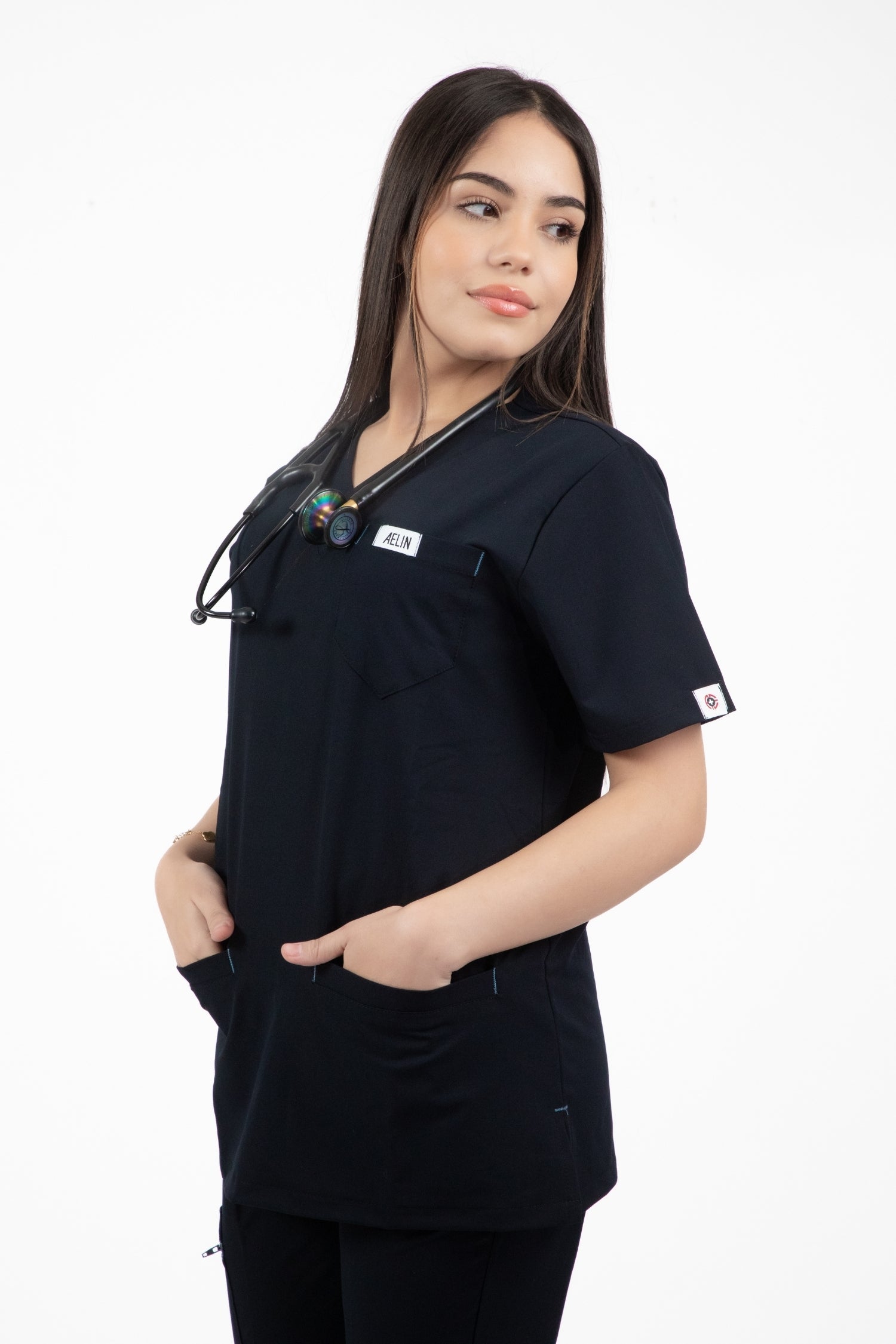 Femme portant une tunique médicale noire Slimfit NEW en bleu marine pour tenues médicales