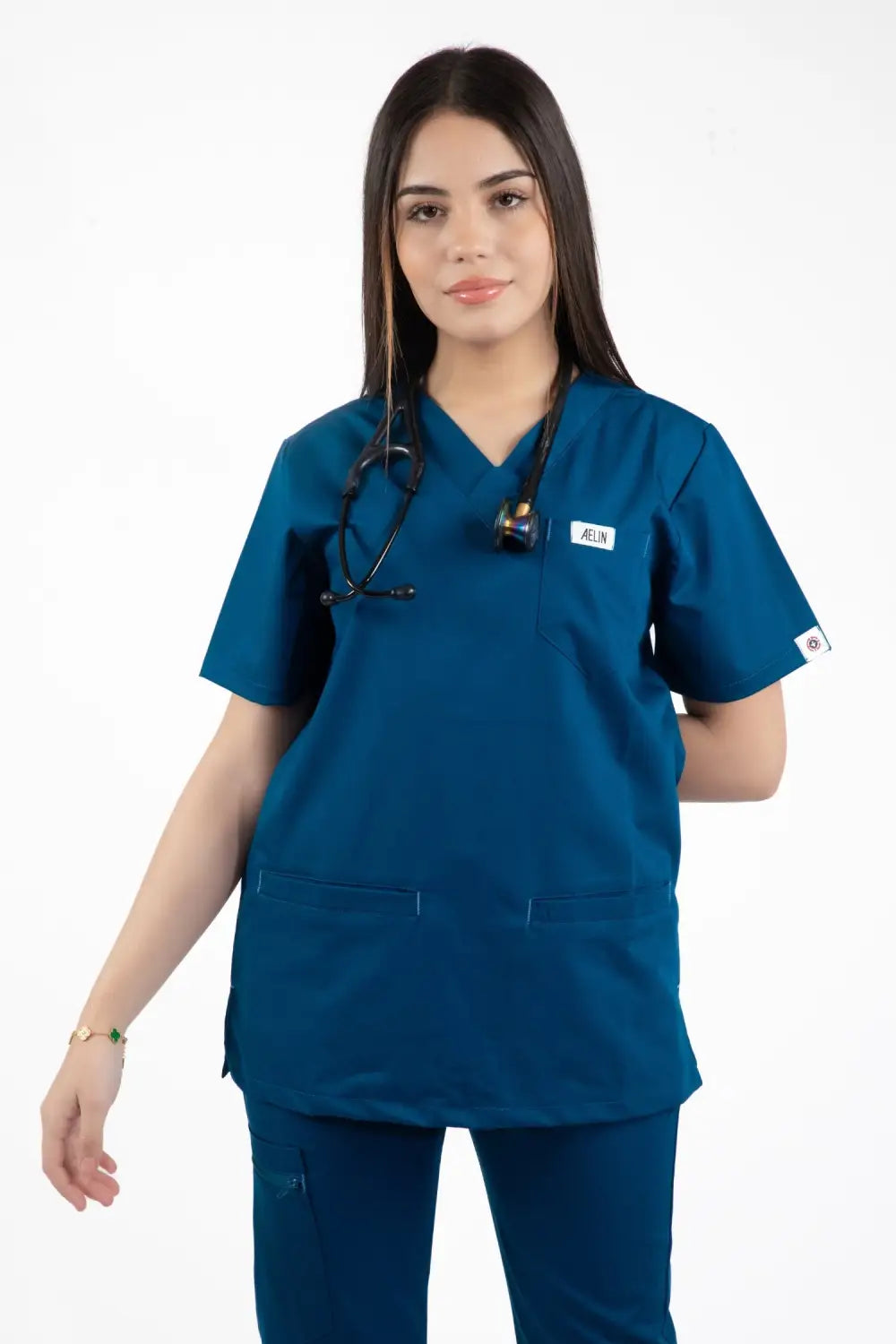 Femme portant tunique médicale Slimfit NEW bleu turquoise, tenues médicales élégantes