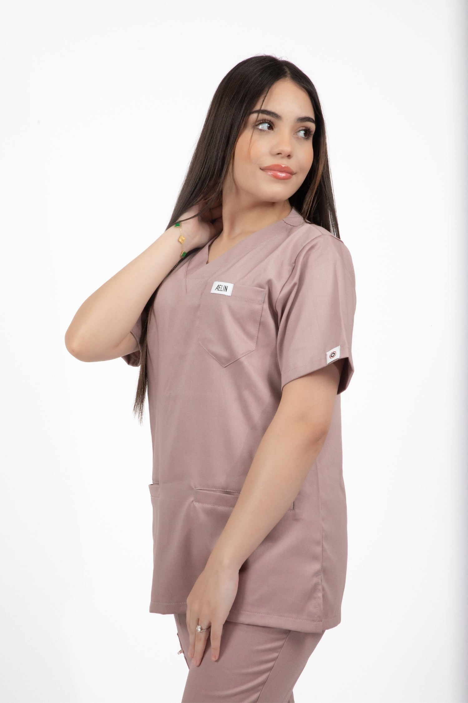 Femme portant une tunique médicale rose Slimfit NEW – Tenues médicales uniformes