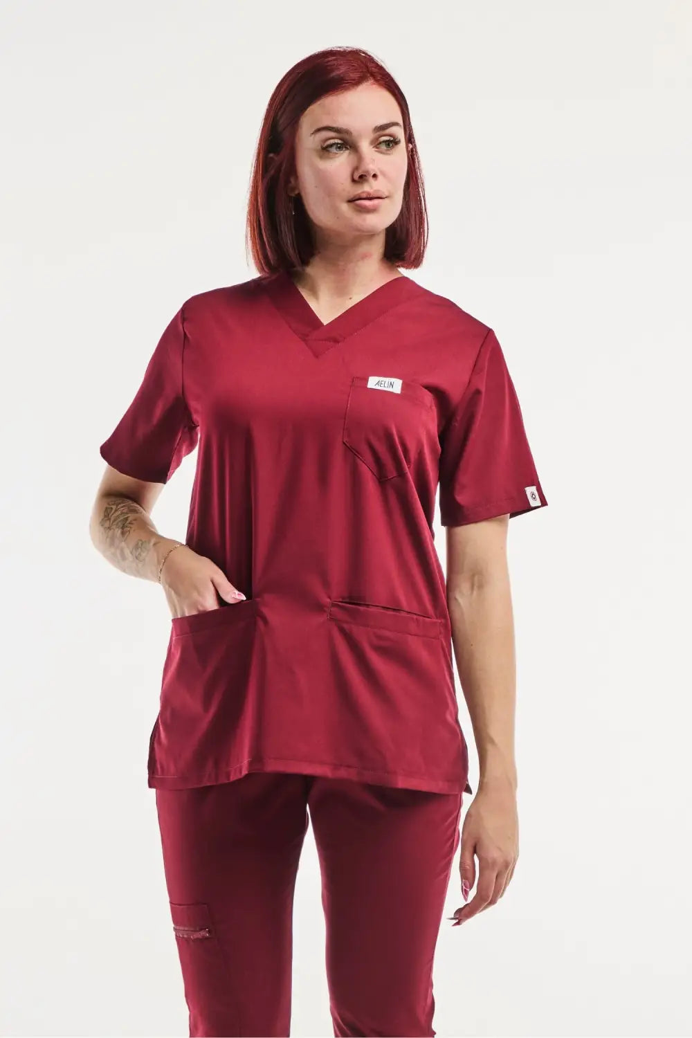 Tunique médicale Slimfit NEW en maroon, élégante et confortable pour les professionnels de santé