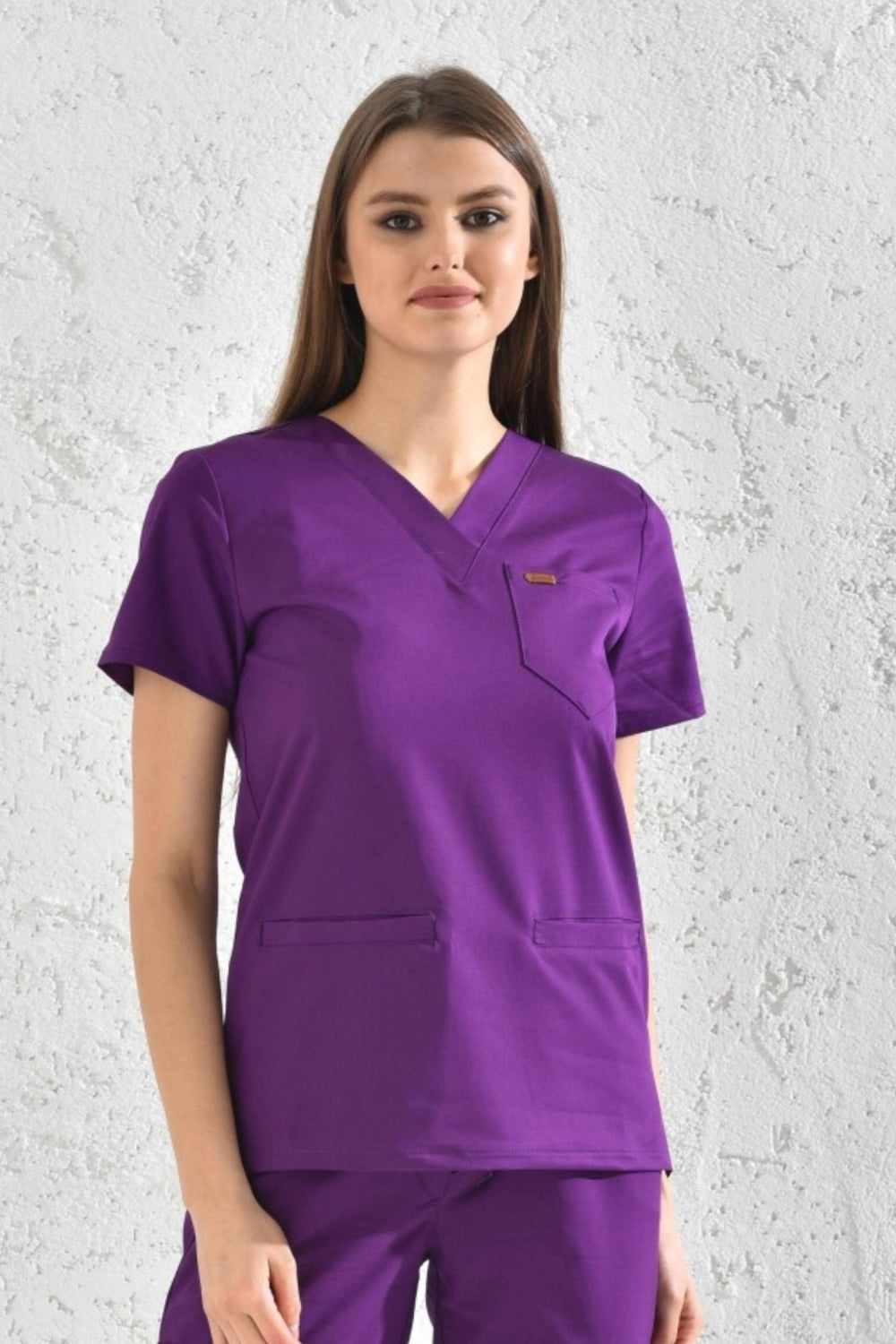 Femme en tunique médicale violette Slimfit NEW, tenue médicale élégante et confortable