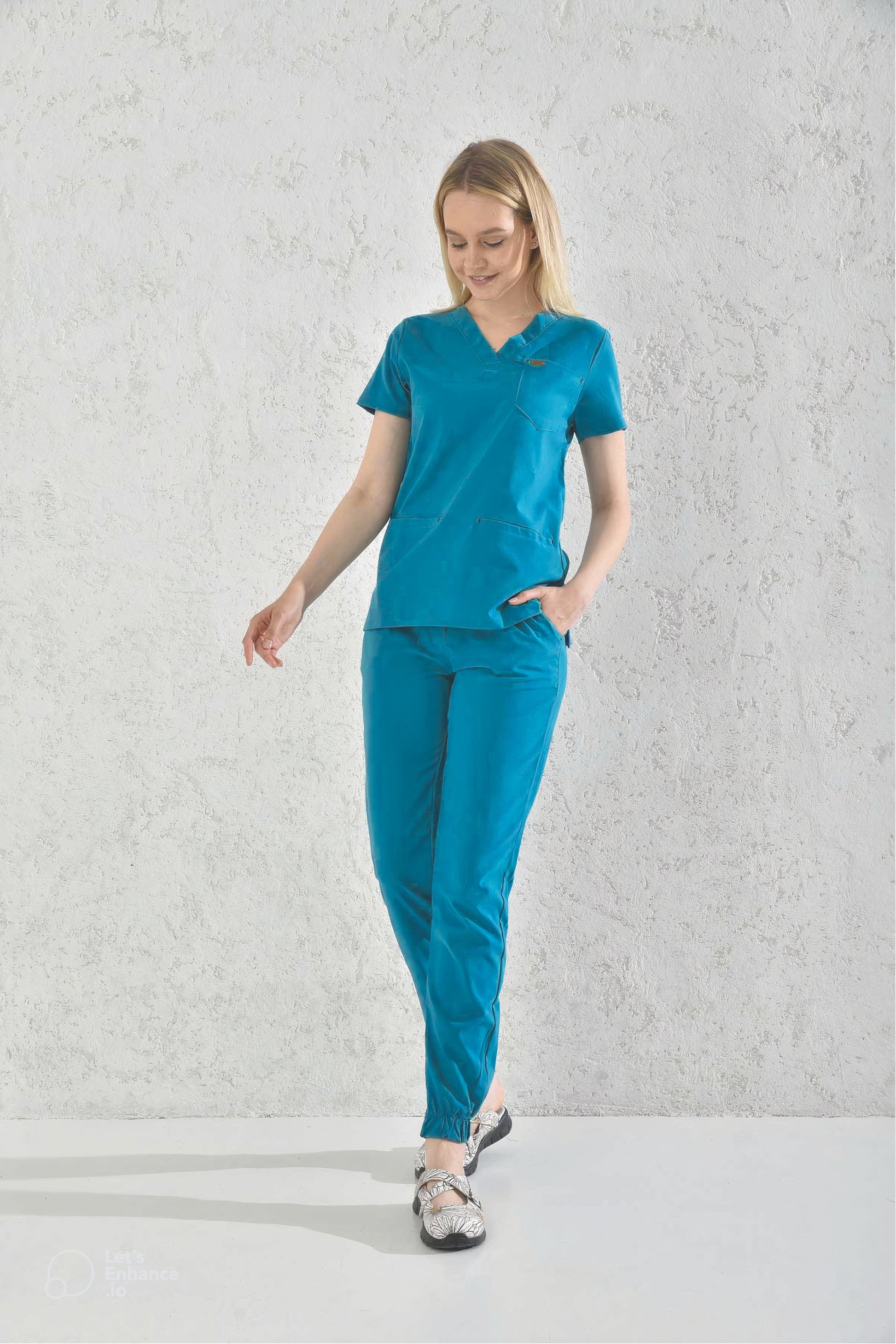 Femme en pantalon médical bleu cyan, tenues médicales slimfit