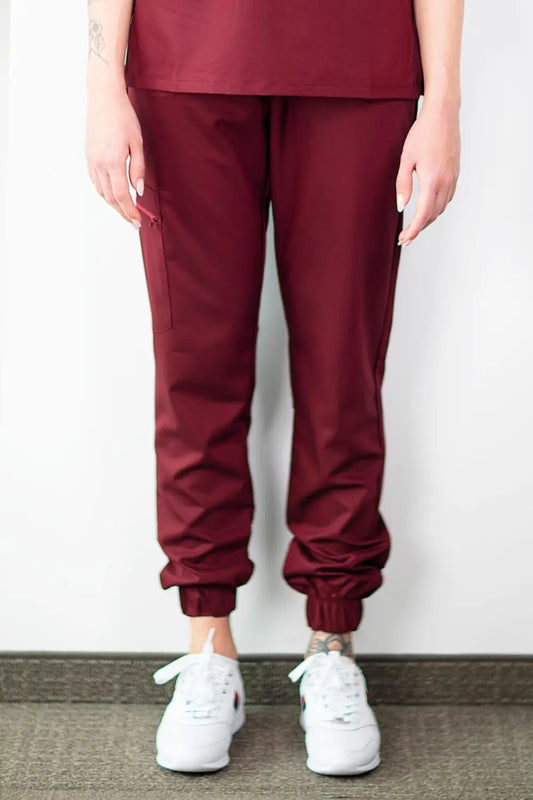 Homme en tenue médicale bordeaux slim fit - Pantalon médical, uniforms élégants