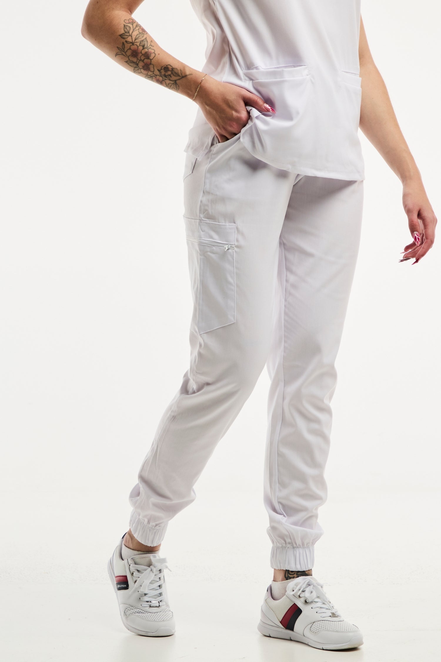 Pantalons de scrub blancs Slimfit pour une tenue médicale professionnelle et élégante