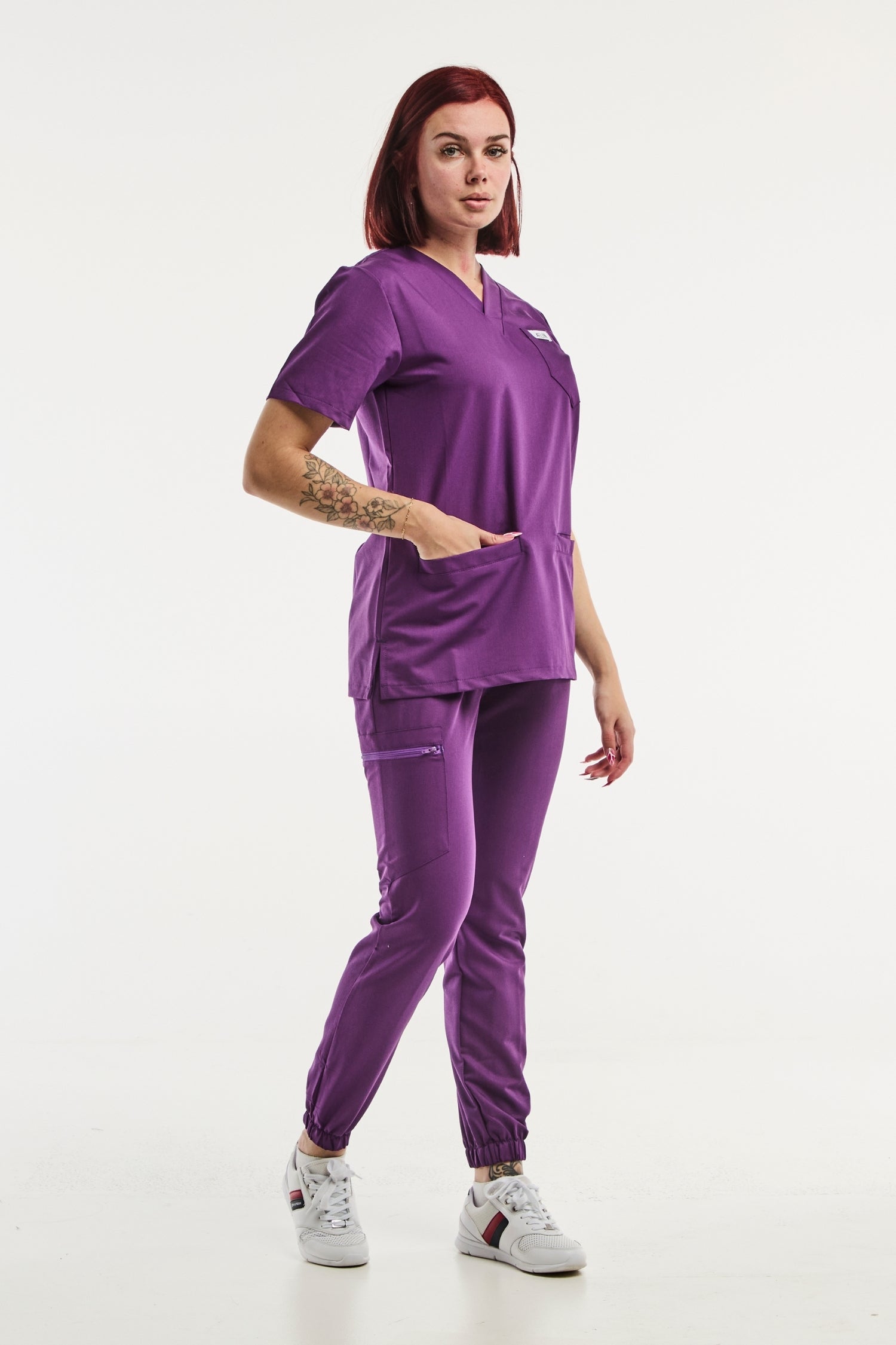 Uniforme médical Slimfit en violet avec trois poches et d’une blouse assortie