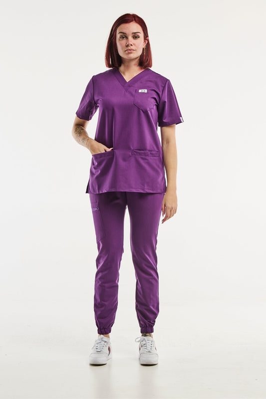 Uniforme médical Slimfit en violet avec trois poches et d’une blouse assortie