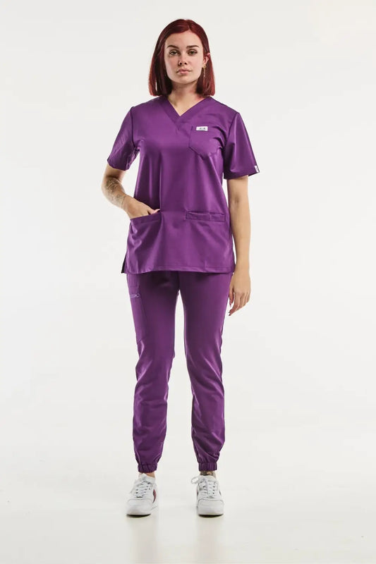 Uniforme médical Slimfit en violet avec trois poches et d’une blouse assortie