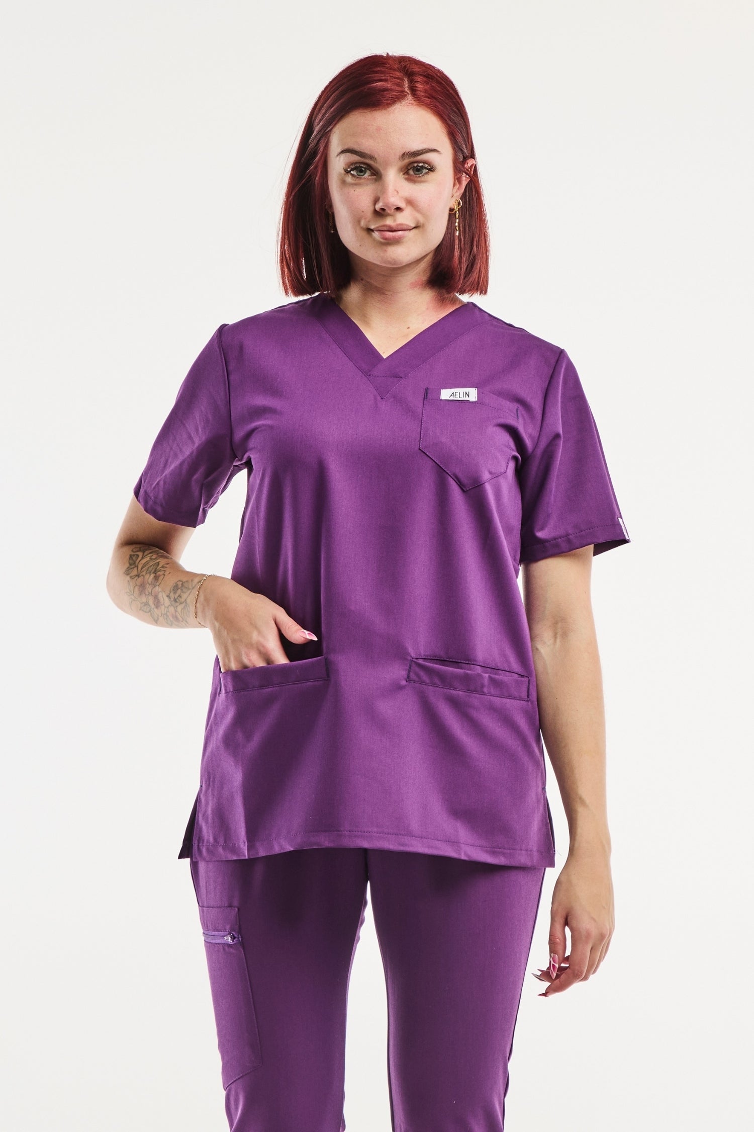 Uniforme médical Slimfit en violet avec trois poches d’une blouse moderne