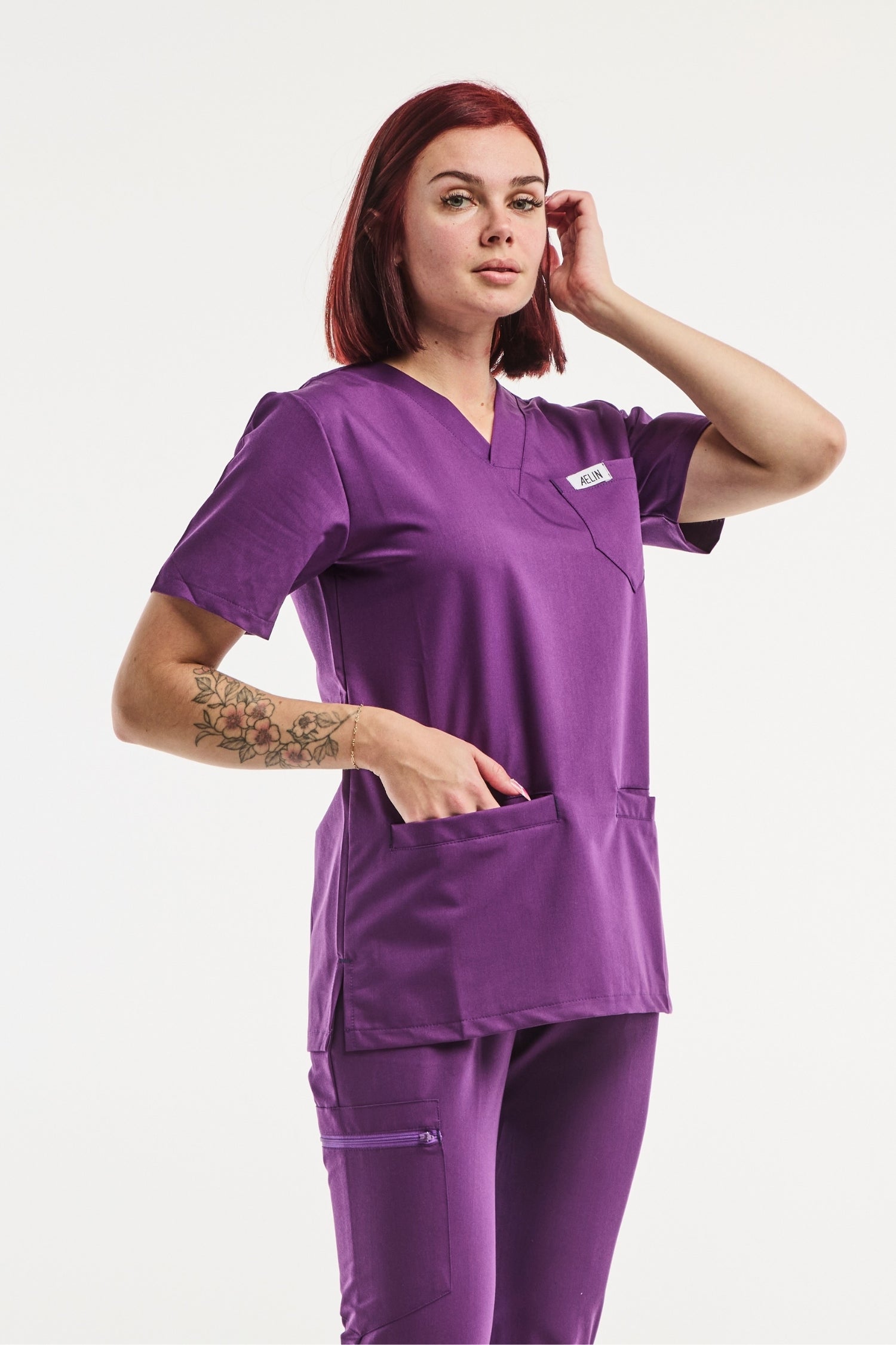 Uniforme médical Slimfit en violet avec trois poches et d’une blouse élégante