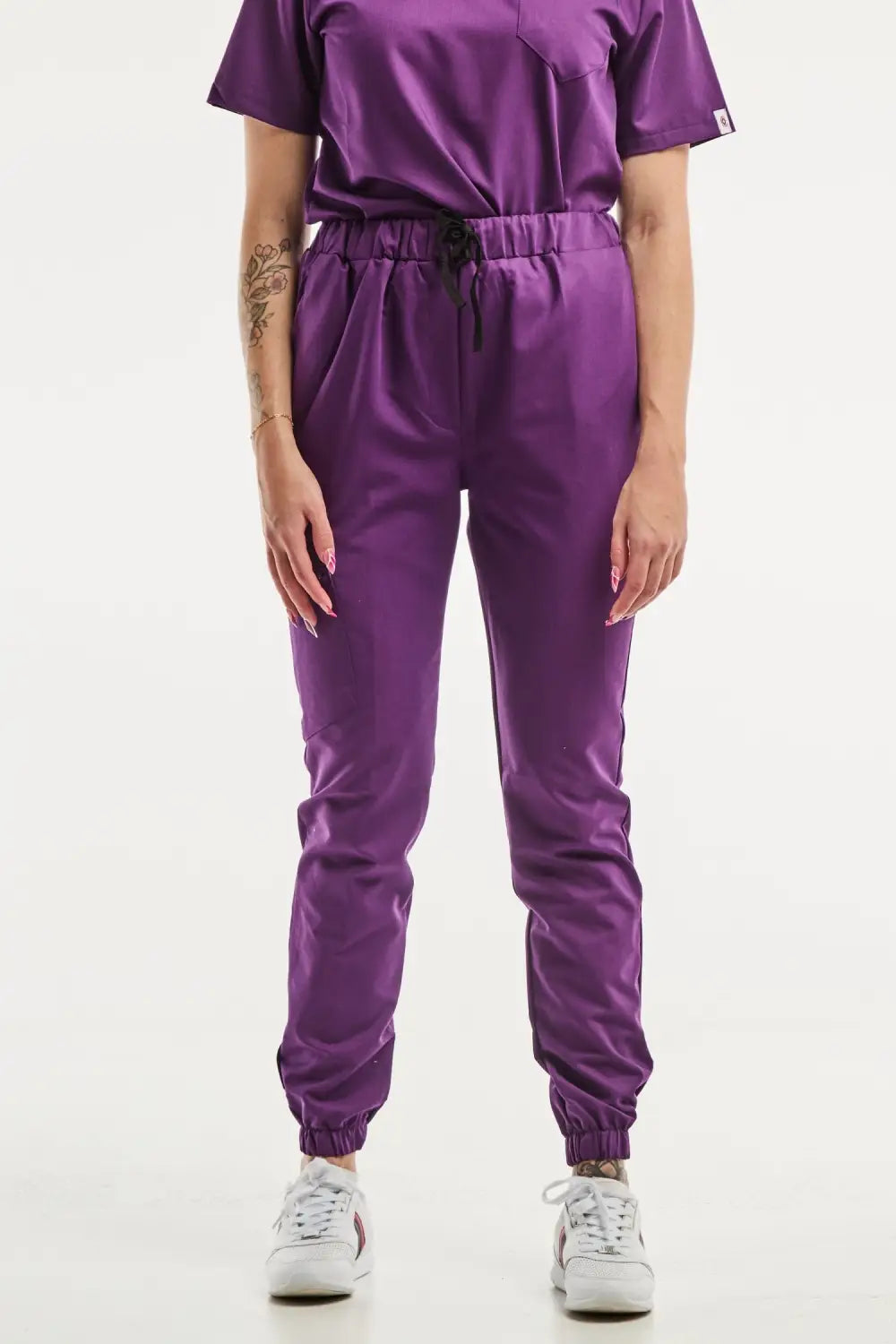 Uniforme médical Slimfit violet avec trois poches et pantalon jogger